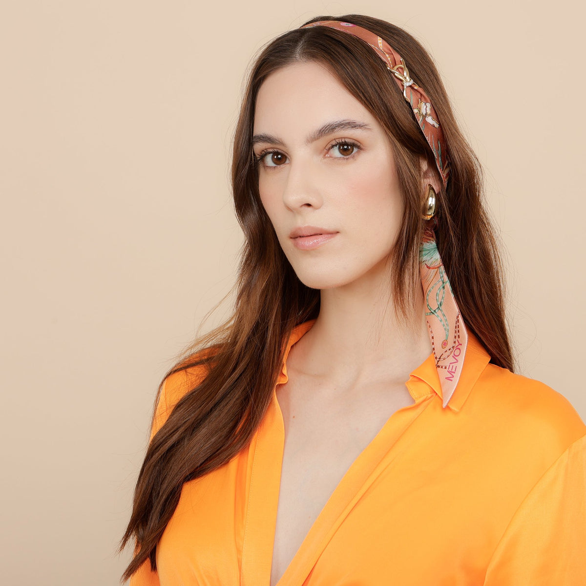 MeSilk Irìsea La Fenice atado no cabelo