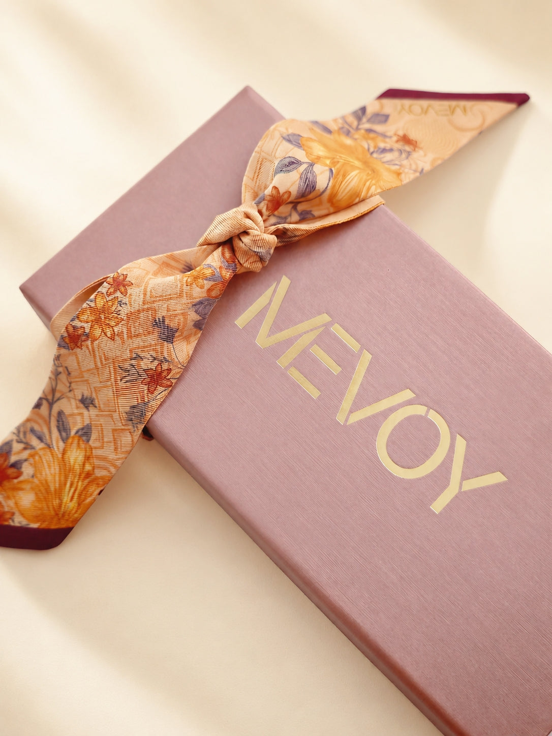 MeSilk MEVOY em seda de Como atado na caixa de oferta MEVOY cor-de-rosa com logótipo dourado