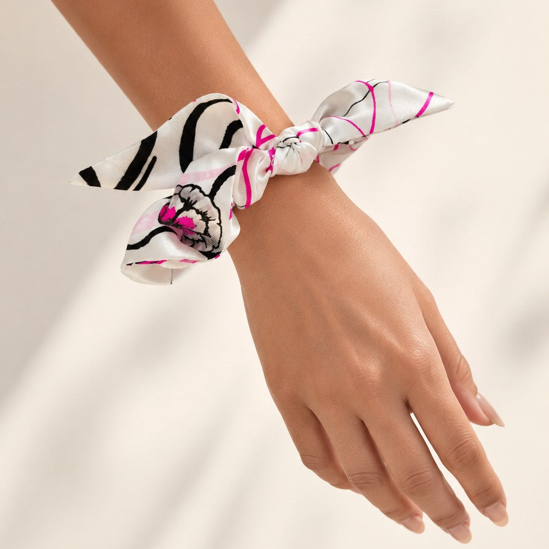 Como silk scrunchie Dinamia La Lucente worn on the wrist