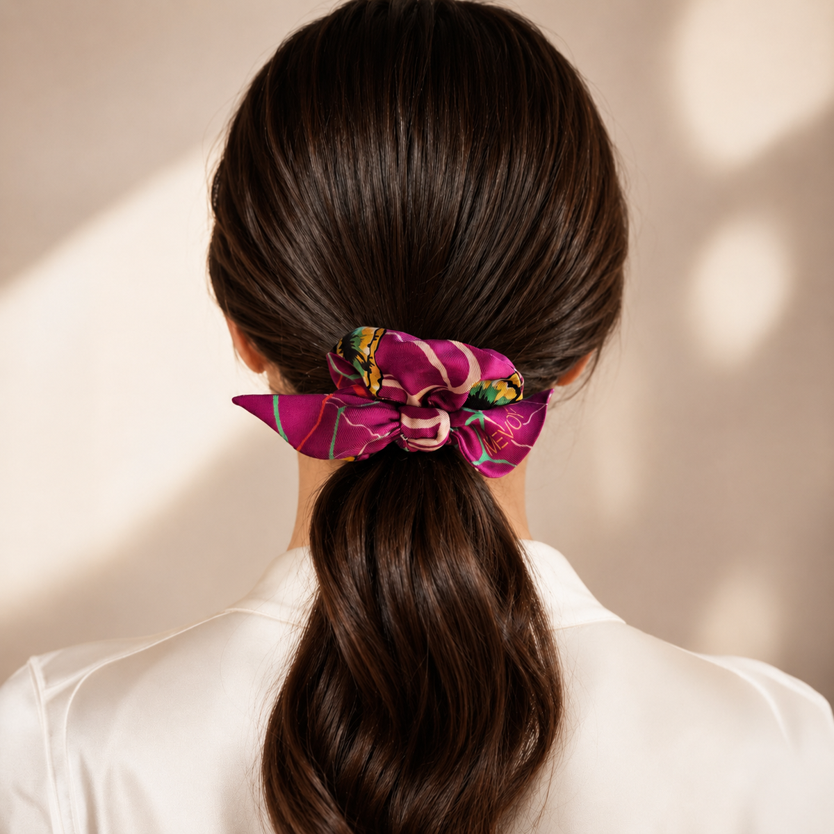 Scrunchie em seda de Como Dinamia La Ribelle usado no cabelo · MEVOY
