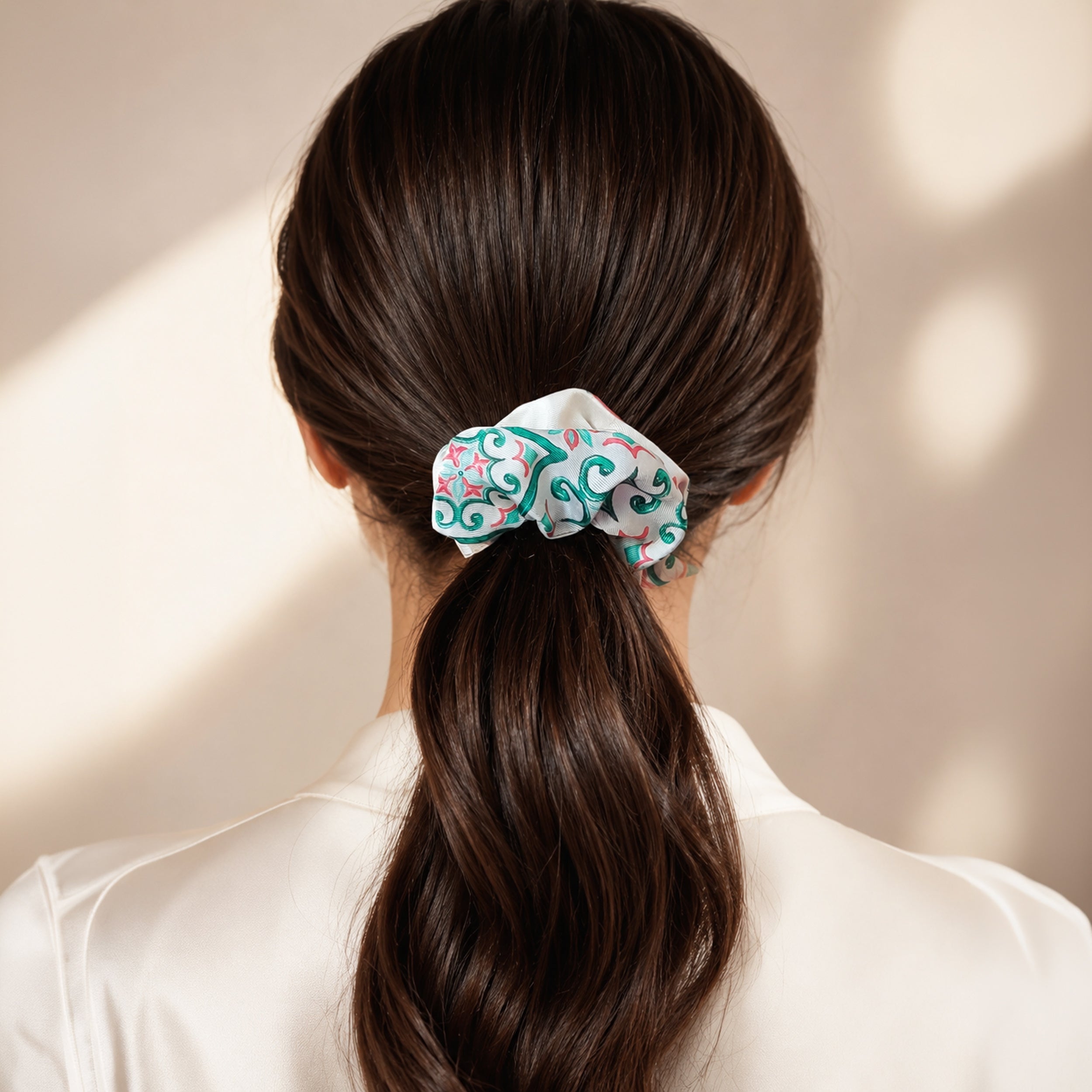 Scrunchie in seta di Como tra i capelli Parthéa La Capricciosa