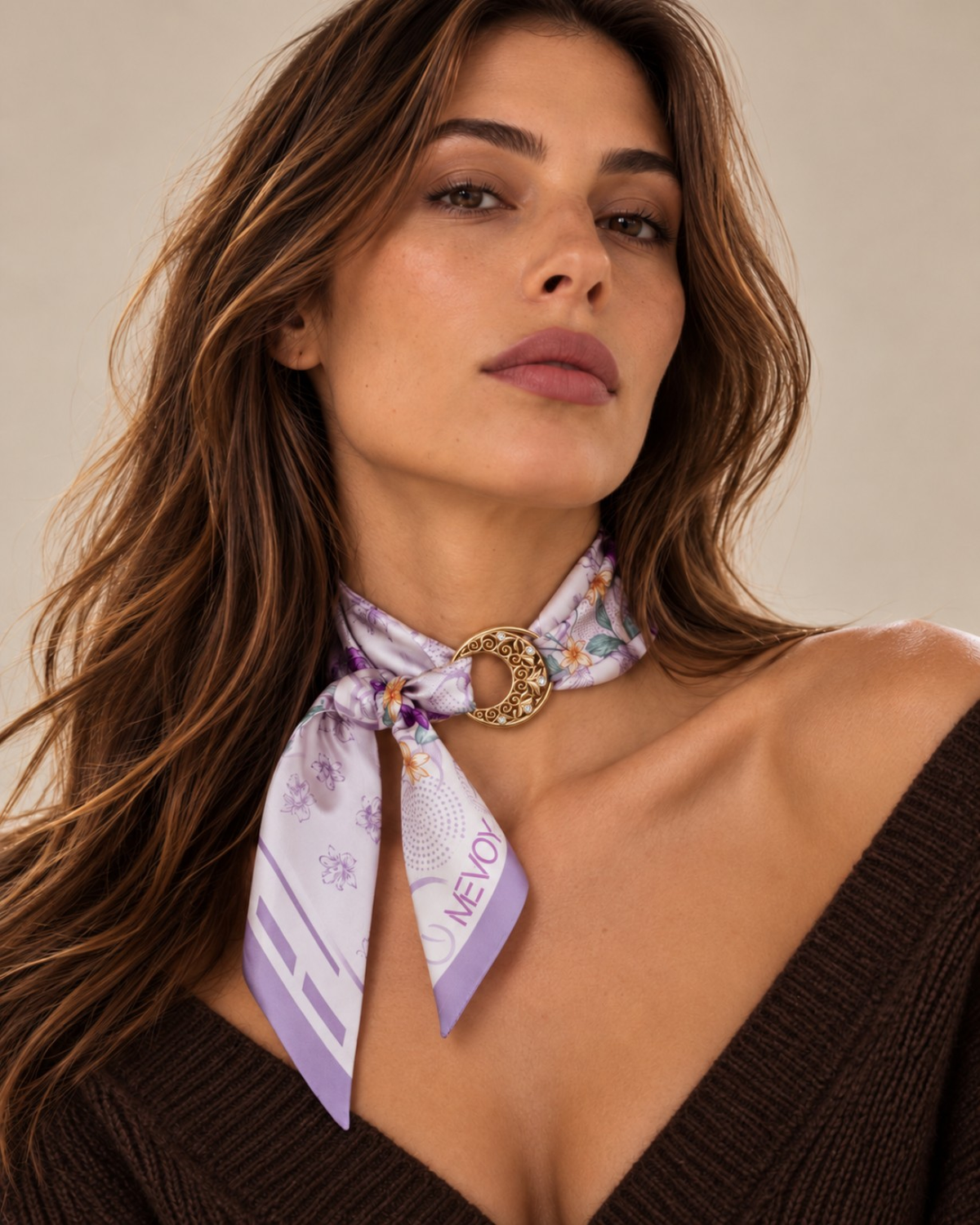 Gioiello di Seta MEVOY indossato al collo — MeSilk Eteria La Radiosa in seta di Como con Embrace Orien in argento 925 vermeil oro 18 kt