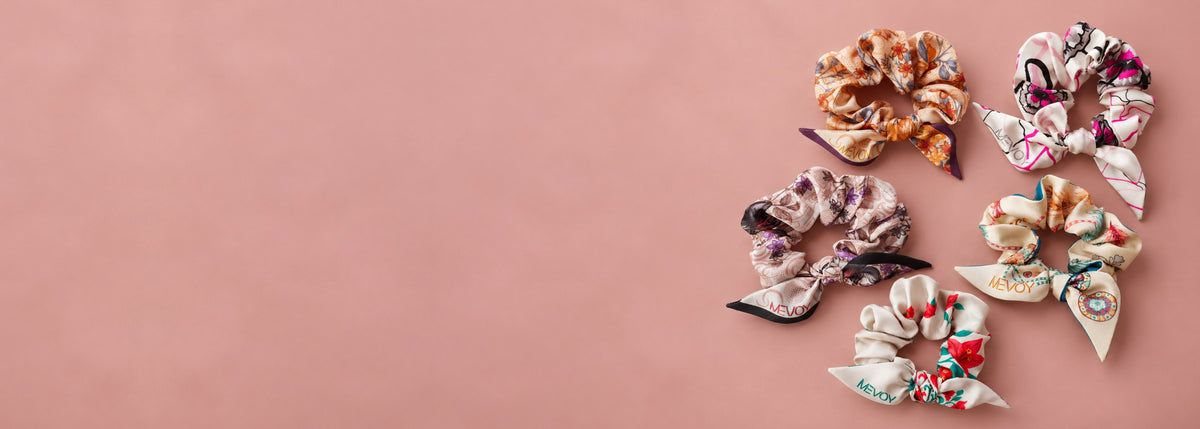 Scrunchies in seta di Como MeVoy — cinque stampe della collezione autunno 2026