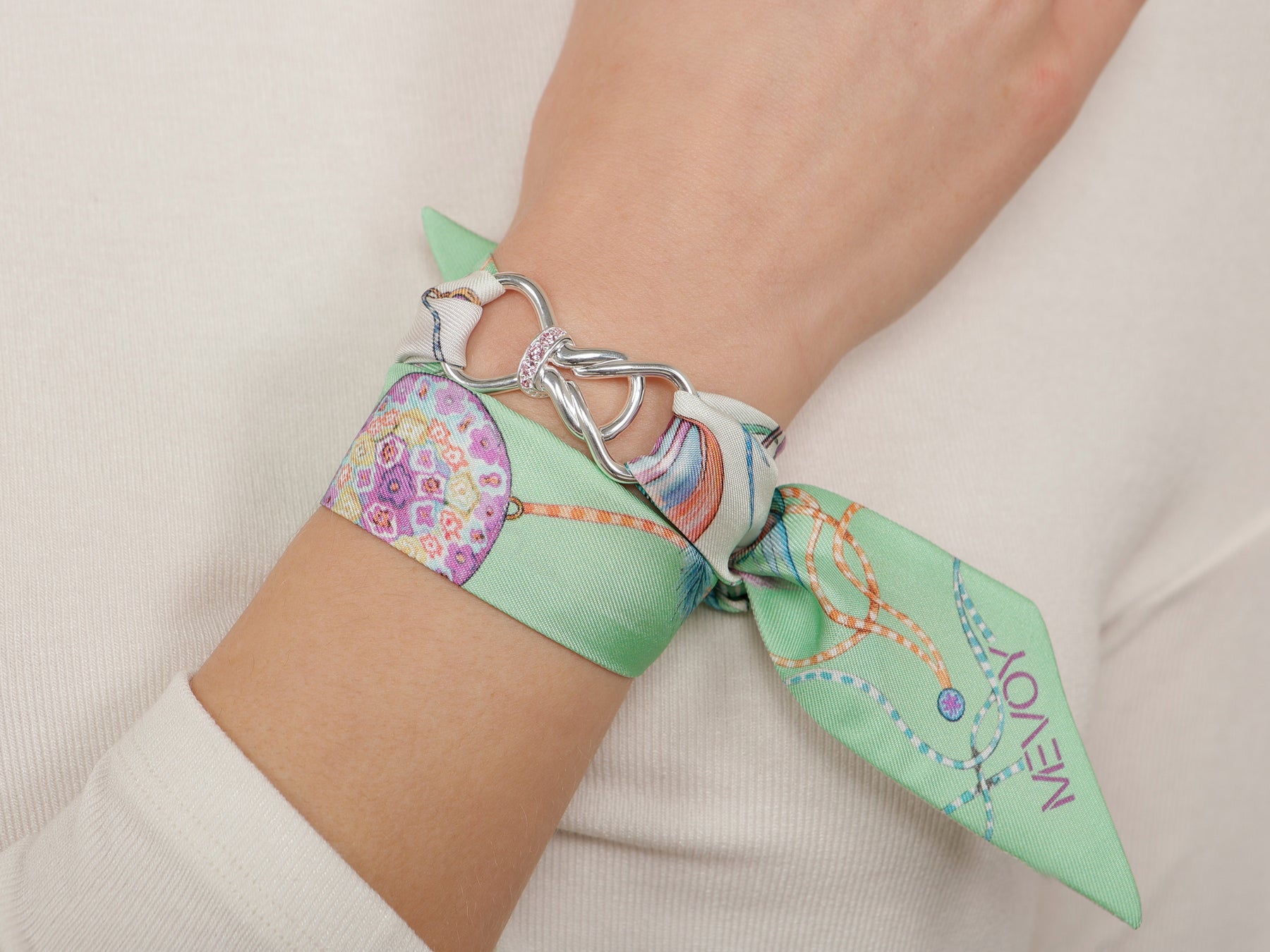 Accessori MeVoy in seta e gioiello