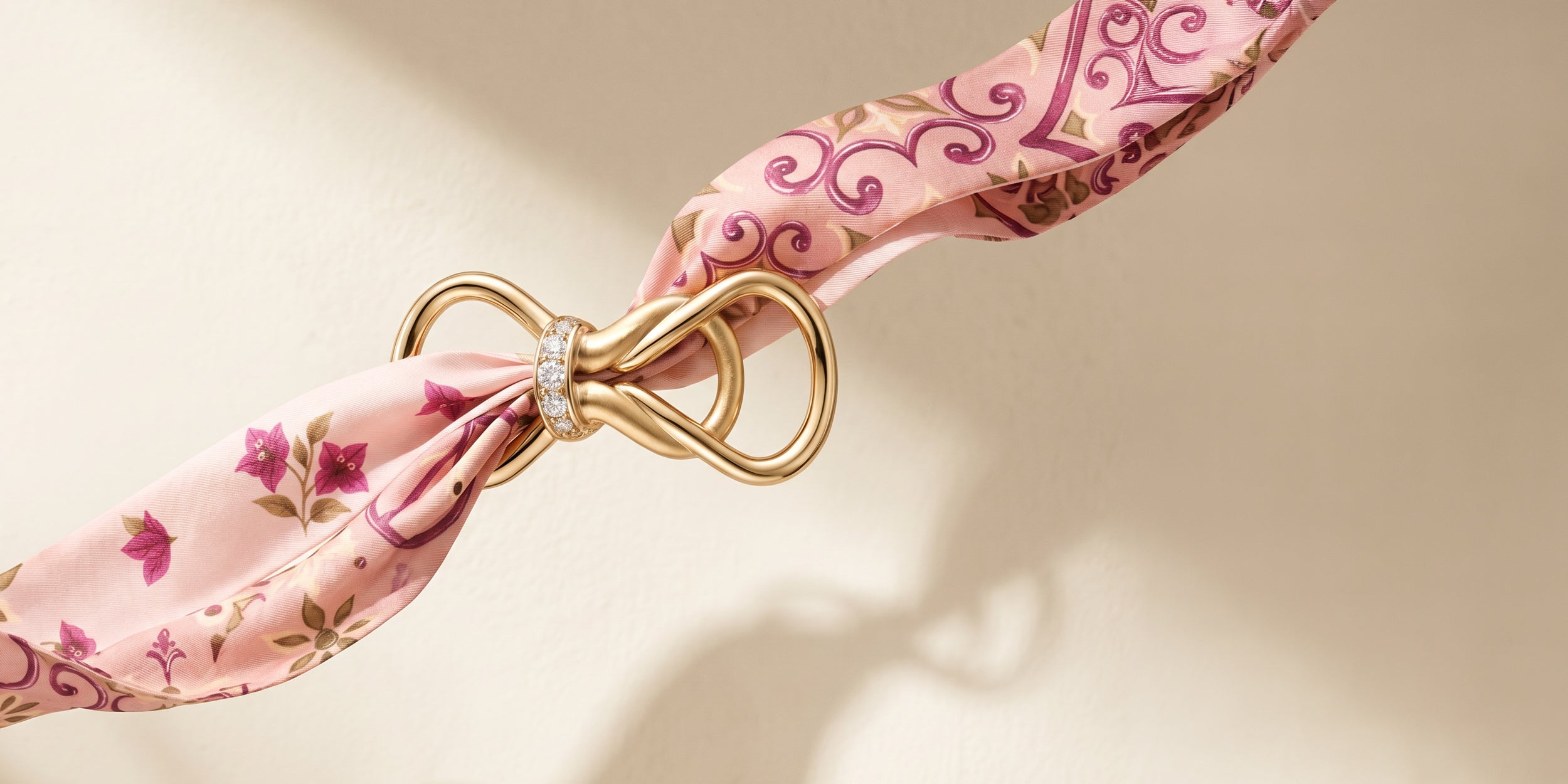 MeSilk in seta di Como attraversa Embrace per creare il Gioiello di Seta