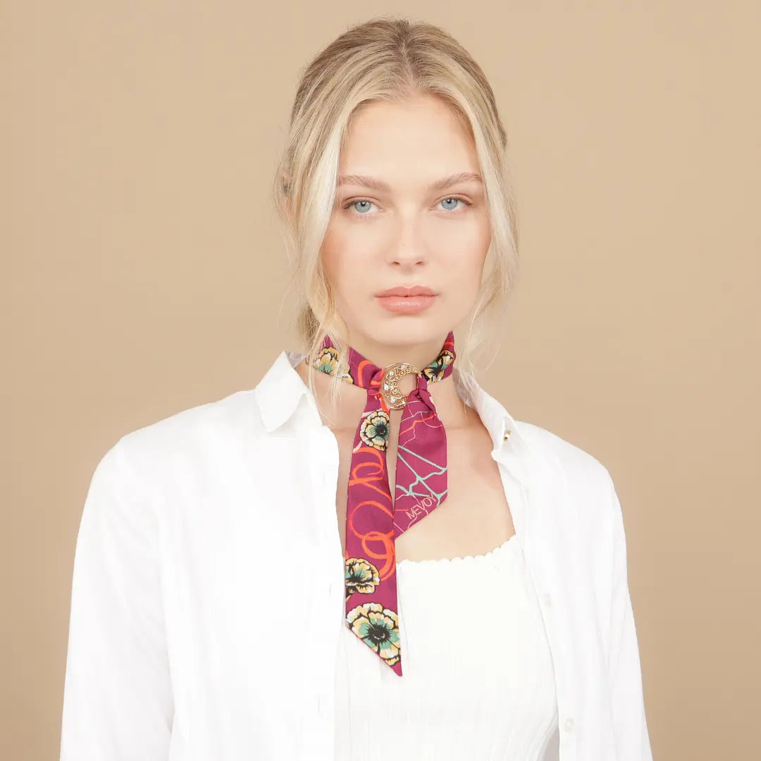 Embrace Orien Gold MEVOY als Tuchschmuck getragen