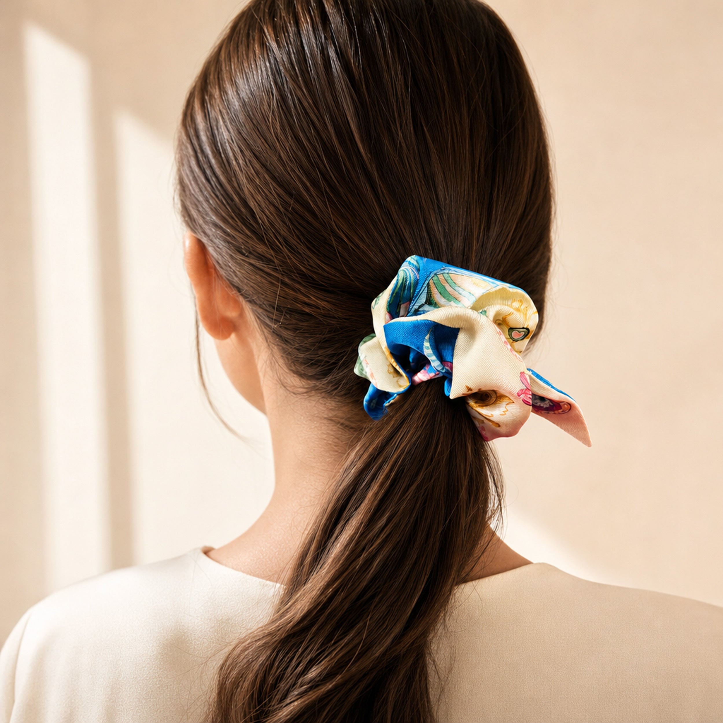 Scrunchie in seta di Como tra i capelli Irìsea La Magnetica