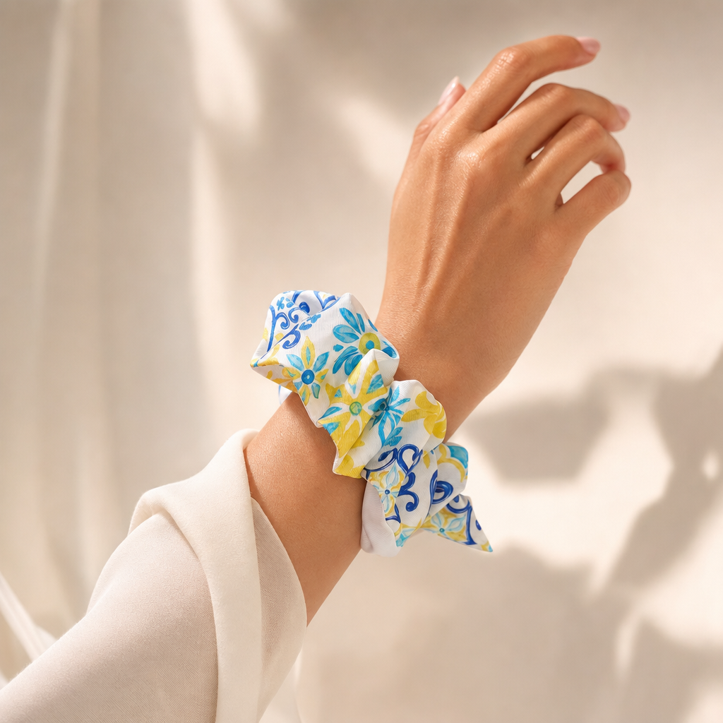 Scrunchie in seta di Como indossato al polso Parthéa La Solare